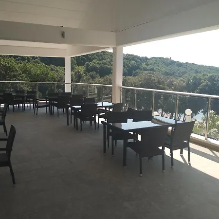 فندق Duga Uvala 3*